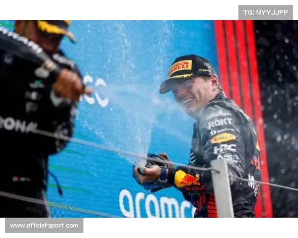 维斯塔潘举起阿布扎比站奖杯，诺里斯团队狂欢